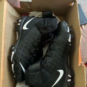 Men’s 9 1/2 Nike football  Force cleats. Worn just once.